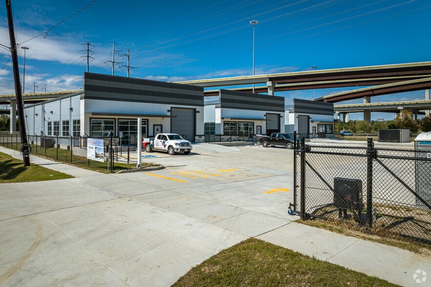 Eddie Dr, Humble, TX for lease - Primary Photo - Image 1 of 1