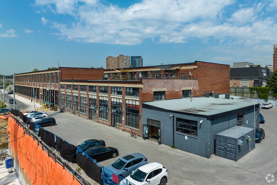 213 Sterling Rd, Toronto, ON à louer - Photo du bâtiment - Image 3 de 6