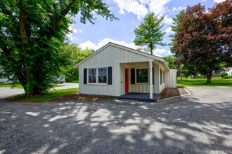 565 Bay Rd, Queensbury, NY à louer Photo du bâtiment- Image 1 de 13