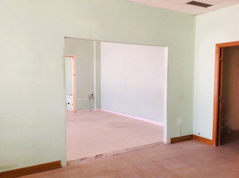 Retail in Gelves for sale - Interior Photo - Image 1 of 11