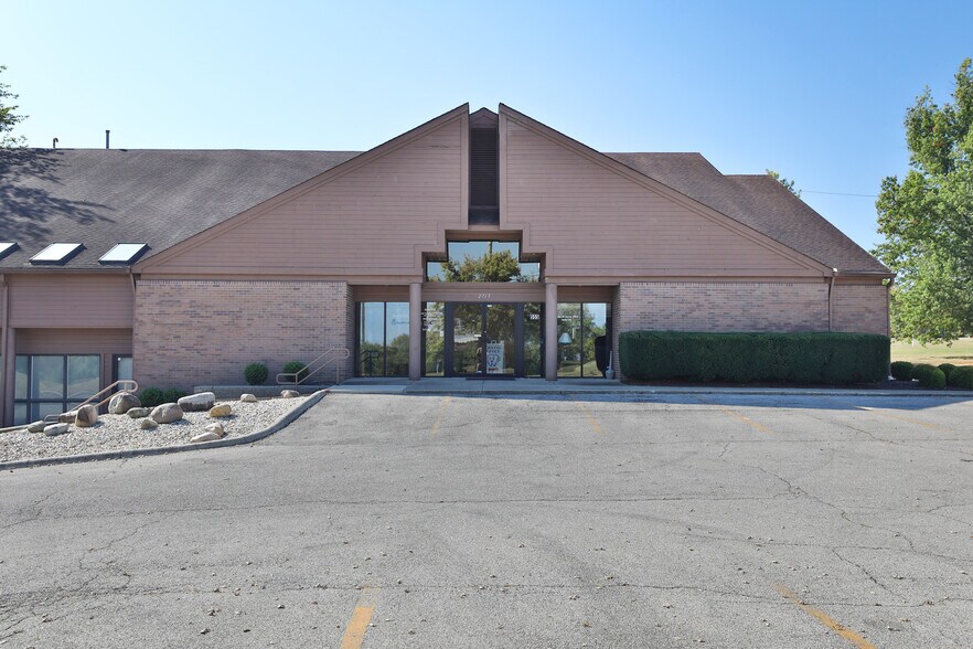 555 W Schrock Rd, Westerville, OH à vendre - Photo du bâtiment - Image 1 de 38