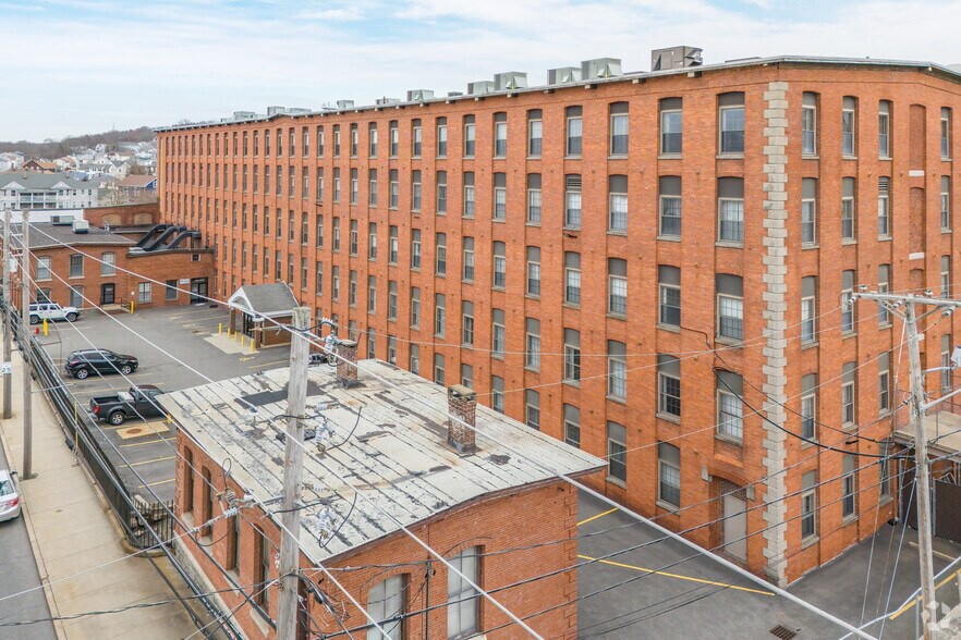 1565-1567 N Main St, Fall River, MA à louer - Photo du bâtiment - Image 2 de 5