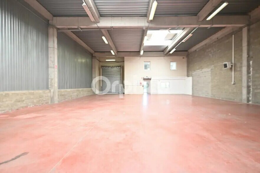 Office in Saint-Priest for lease - Interior Photo - Image 2 of 10