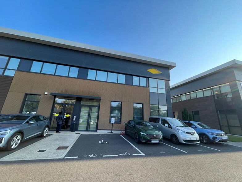 Flex in Gennevilliers for lease - Building Photo - Image 1 of 7