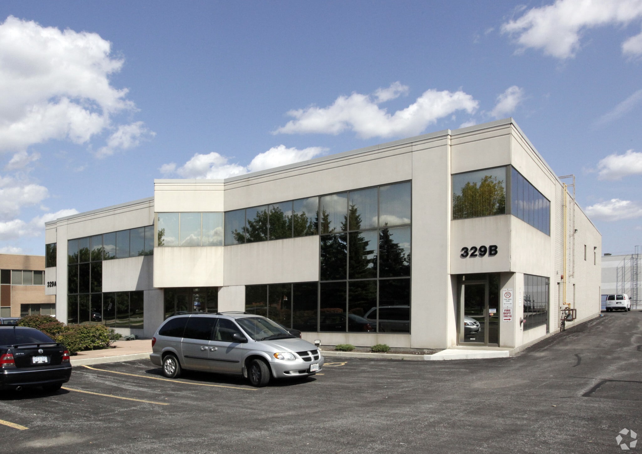 329 Millway Ave, Vaughan, ON à louer Photo principale- Image 1 de 3