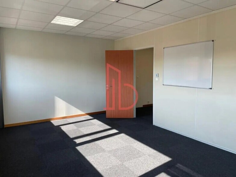 Office in Mérignac for lease - Interior Photo - Image 2 of 8