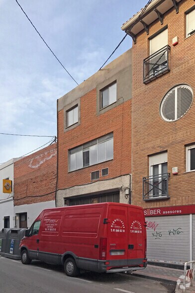 Calle Antoñita Jiménez, 16, Madrid, Madrid à louer - Photo du bâtiment - Image 2 de 2