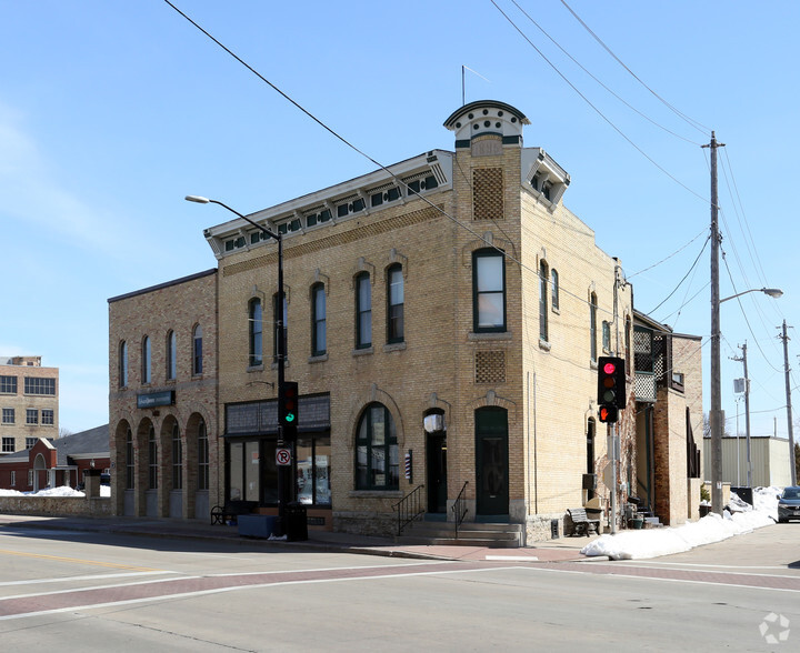 301-303 N Commercial St, Neenah, WI à vendre - Photo principale - Image 1 de 1