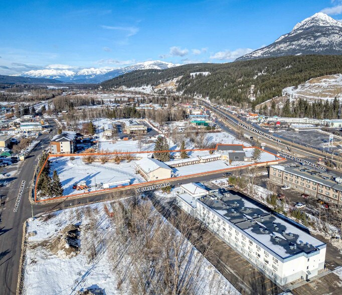 1105 Trans Canada Hwy W, Golden, BC à vendre - Photo du bâtiment - Image 2 de 5