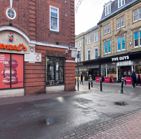 141-142 High St, Winchester à louer - Photo du bâtiment - Image 2 de 3