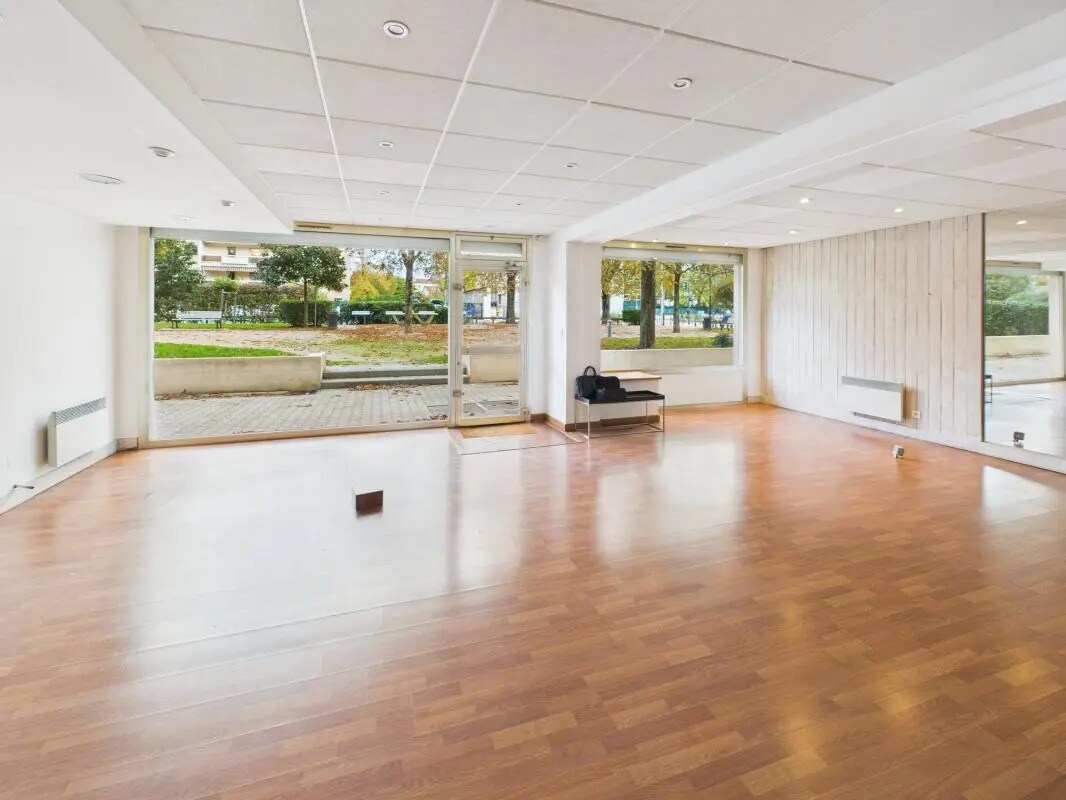 Office in Lyon for sale Interior Photo- Image 1 of 9