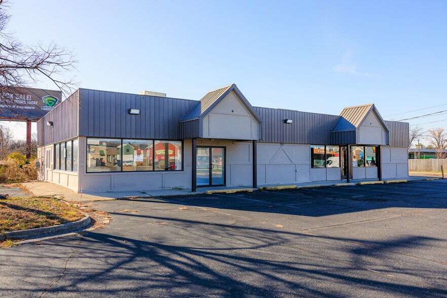 901 Trowbridge Rd, East Lansing, MI à louer - Photo du bâtiment - Image 1 de 14