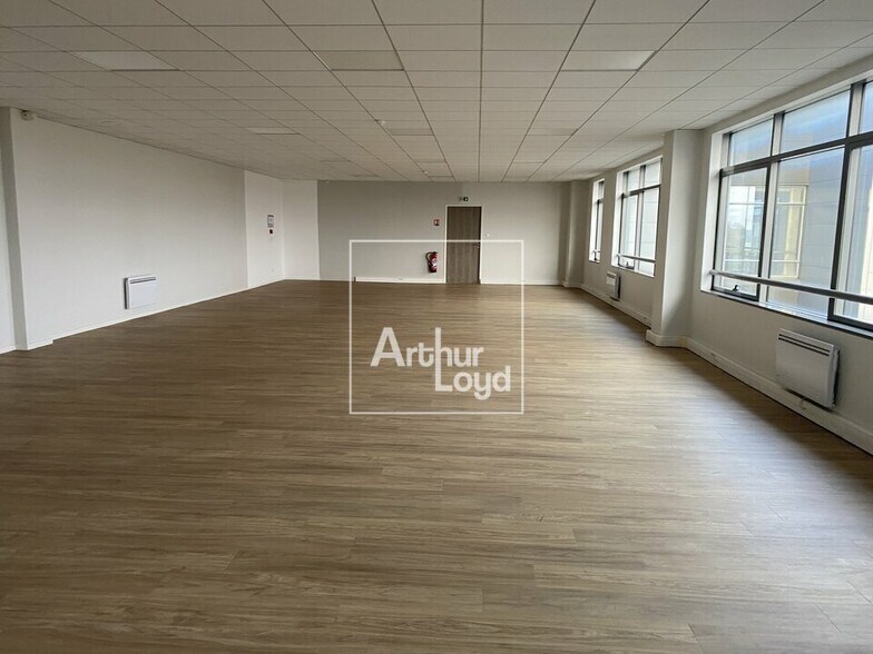 Flex in Lieusaint for lease - Interior Photo - Image 3 of 5
