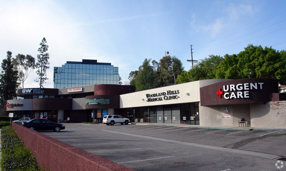 5975-5999 Topanga Canyon Blvd, Woodland Hills, CA à louer - Photo du bâtiment - Image 2 de 13