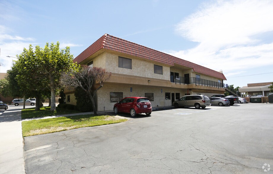 1601 W Avenue J, Lancaster, CA à louer - Photo du bâtiment - Image 3 de 6