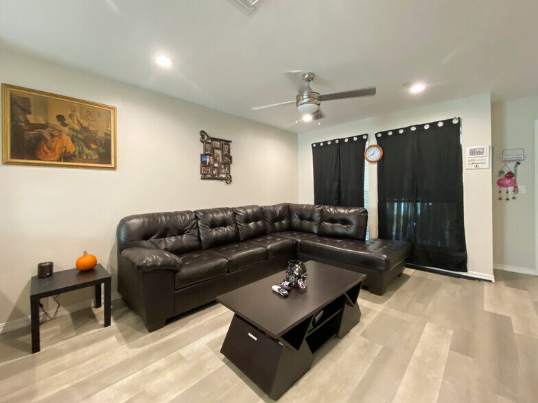 575-579 Racquet Way, Diamond Springs, CA à vendre - Photo intérieure - Image 2 de 12
