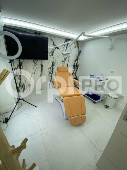 Flex in Palaiseau for lease - Interior Photo - Image 2 of 11