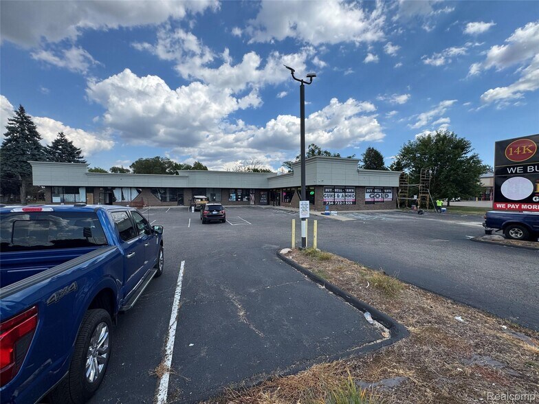 1900-2020 N Wayne Rd, Westland, MI à louer - Photo du bâtiment - Image 2 de 2