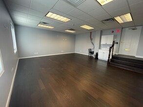915 W 55th St, Western Springs, IL for lease Interior Photo- Image 2 of 4