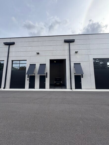 6500 Motor Enclave Way, Tampa, FL à vendre - Photo du bâtiment - Image 3 de 11