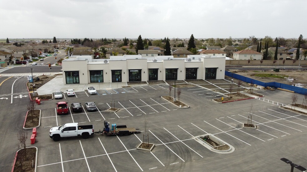 1527 S Airport Way, Manteca, CA for lease - Building Photo - Image 2 of 17