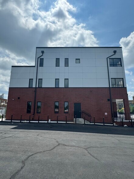 1729 Cottman Ave, Philadelphia, PA à louer - Photo du bâtiment - Image 3 de 4