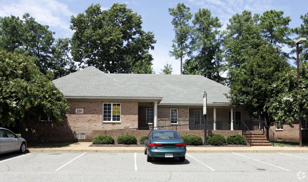 291 McLaws Cir, Williamsburg, VA à vendre - Photo du bâtiment - Image 3 de 9