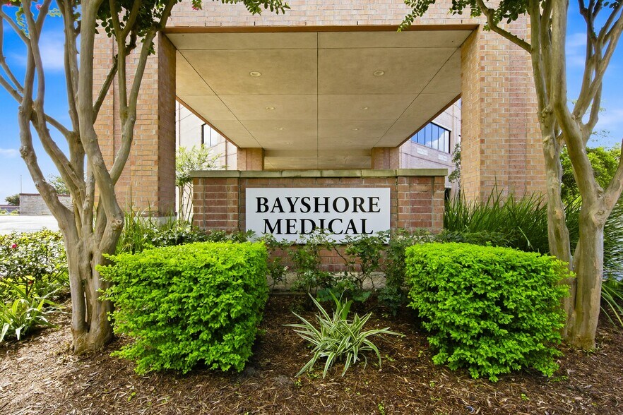 3333 Bayshore Blvd, Pasadena, TX à louer - Photo du bâtiment - Image 3 de 15