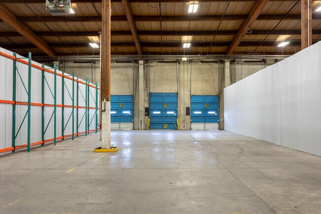 Plus de détails pour 2455 NW Nicolai St, Portland, OR - Industriel à louer