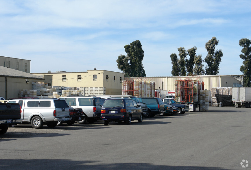 245 E Colonia Rd, Oxnard, CA for lease - Building Photo - Image 2 of 8