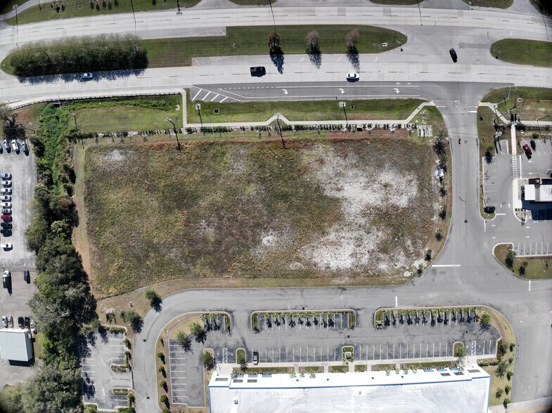 1965 Memorial Boulevard, Lakeland, FL à vendre - Photo du bâtiment - Image 2 de 4