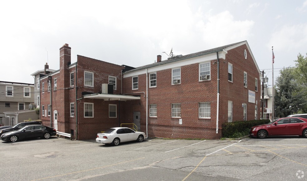 407 E Main St, Port Jefferson, NY à louer - Photo du bâtiment - Image 2 de 2