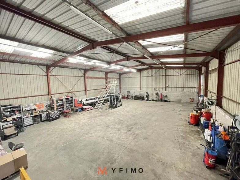 Office in Aubergenville for lease - Interior Photo - Image 3 of 6