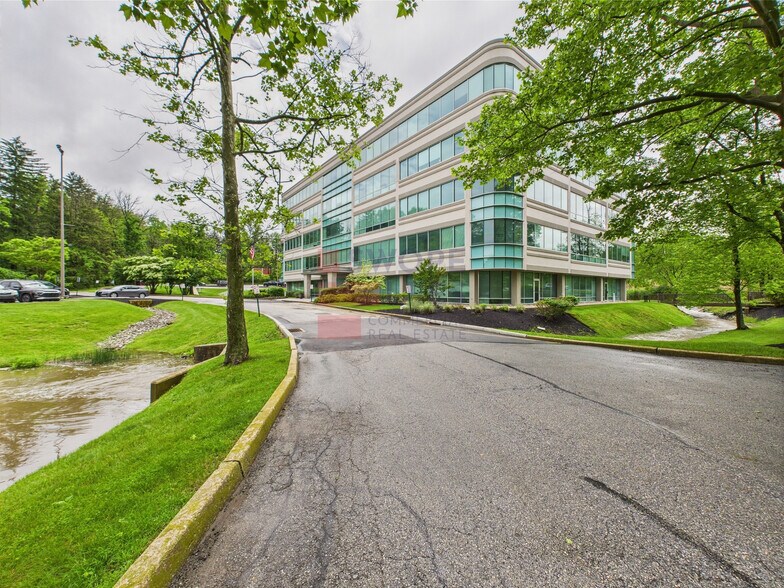 102 Pickering Way, Exton, PA à louer - Photo du bâtiment - Image 2 de 3