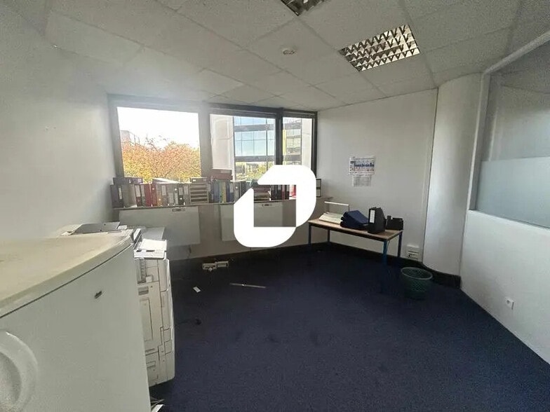 Office in Argenteuil for lease - Interior Photo - Image 3 of 6