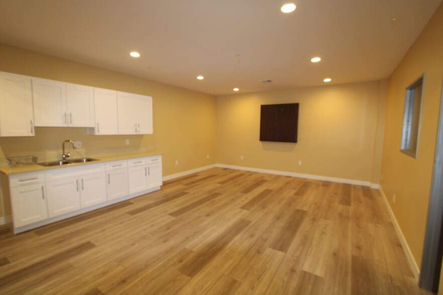 15853 Monte St, Sylmar, CA for lease - Interior Photo - Image 3 of 11