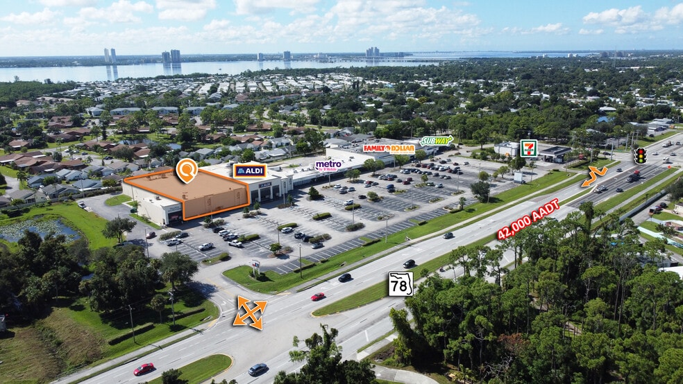 5660 Bayshore Rd, North Fort Myers, FL for lease - Building Photo - Image 2 of 3