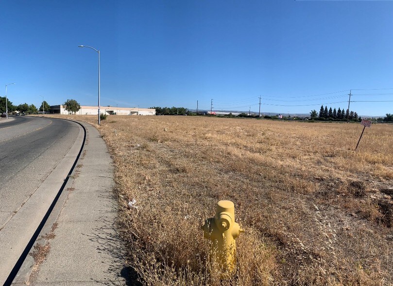 2221-2251 Dr Martin Luther King Jr Pky, Chico, CA for sale - Building Photo - Image 2 of 9