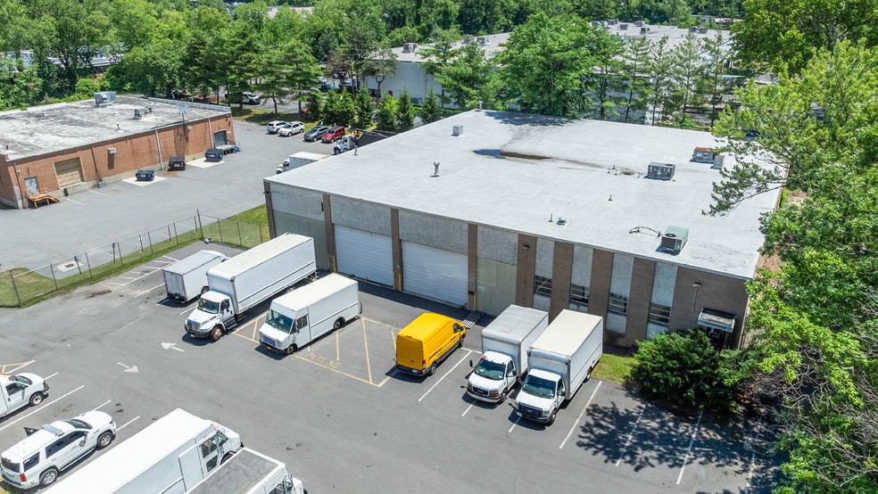 107 Fairview Pk Dr, Elmsford, NY à vendre - Photo du bâtiment - Image 2 de 4