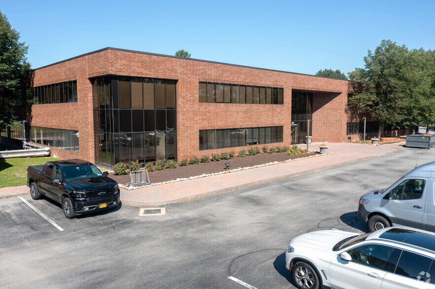 Route 96 Office Portfolio portefeuille de 2 propriétés à vendre sur LoopNet.ca - Photo principale - Image 1 de 10