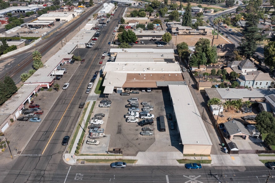 421-425 N E St, Madera, CA for lease - Building Photo - Image 3 of 11