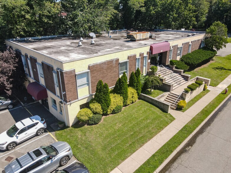 111 Galway Pl, Teaneck, NJ à louer - Photo du bâtiment - Image 1 de 32