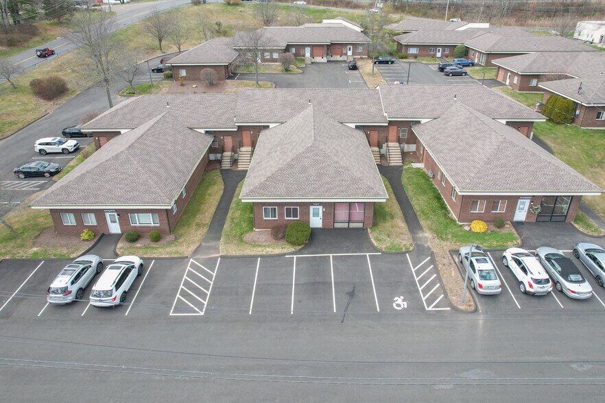 375 Morgan Ln, West Haven, CT à vendre - Photo du bâtiment - Image 2 de 10