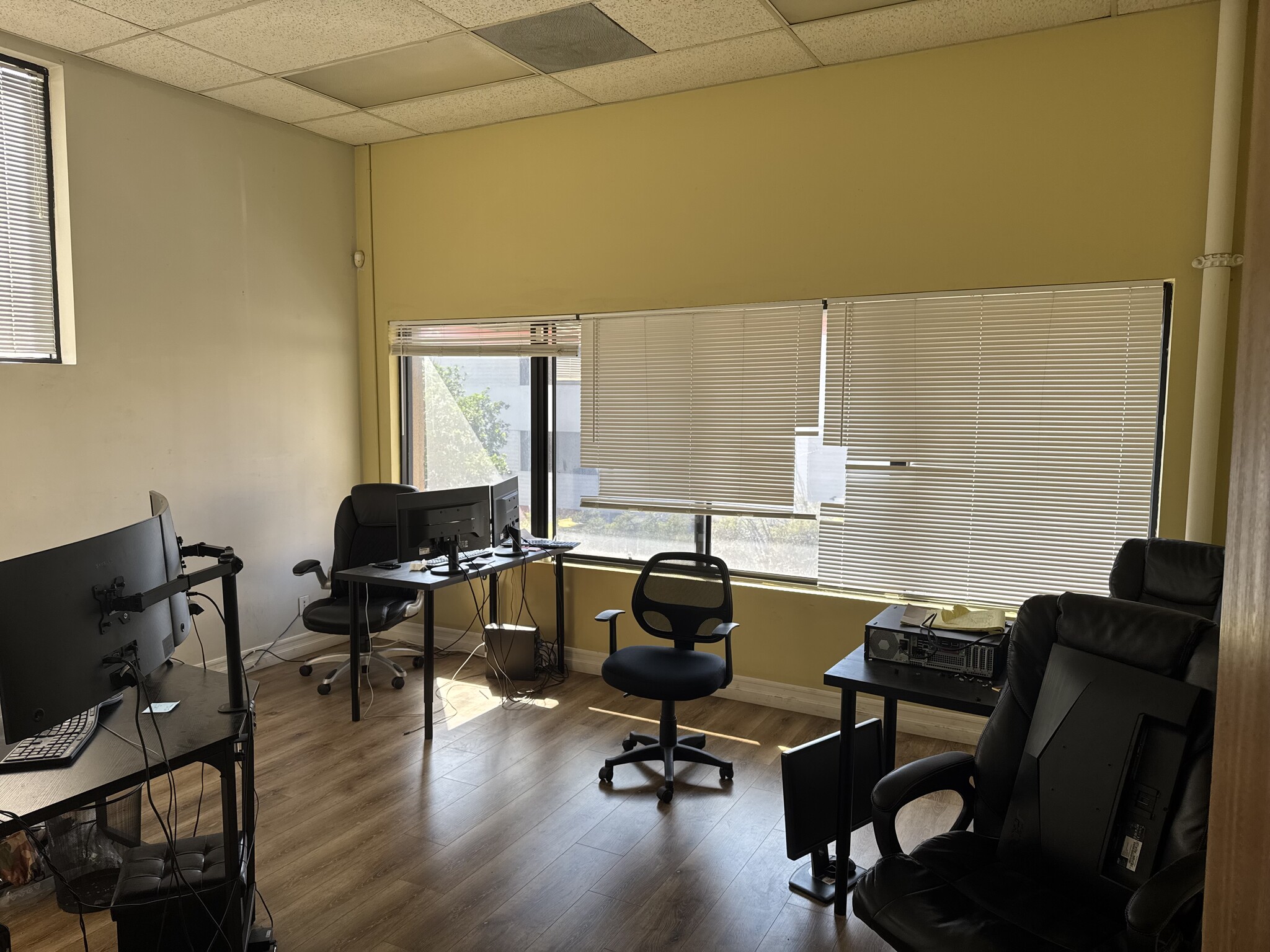 550-555 Riverdale Dr, Glendale, CA for lease Interior Photo- Image 1 of 7