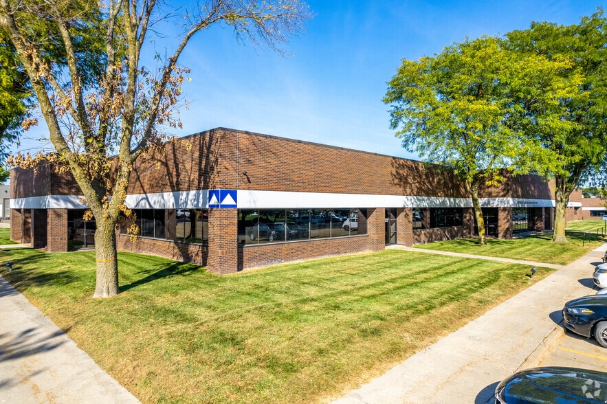 11201-11243 Aurora Ave, Urbandale, IA à louer - Photo du bâtiment - Image 1 de 6