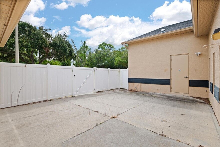 3730 Tampa Rd, Palm Harbor, FL for lease - Building Photo - Image 3 of 4