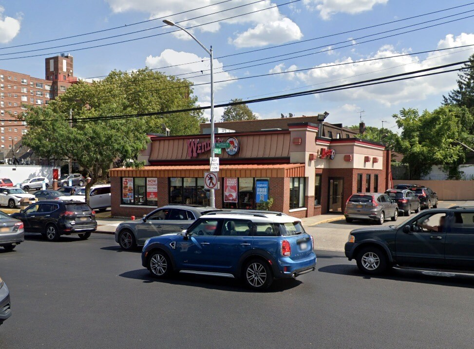 220-10 Northern Blvd, Bayside, NY à vendre Photo du bâtiment- Image 1 de 1