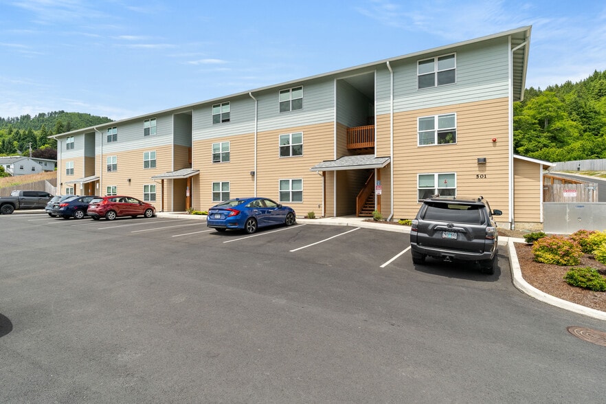 Garibaldi Apartment Portfolio portfolio of 3 properties for sale on LoopNet.ca - Building Photo - Image 1 of 19