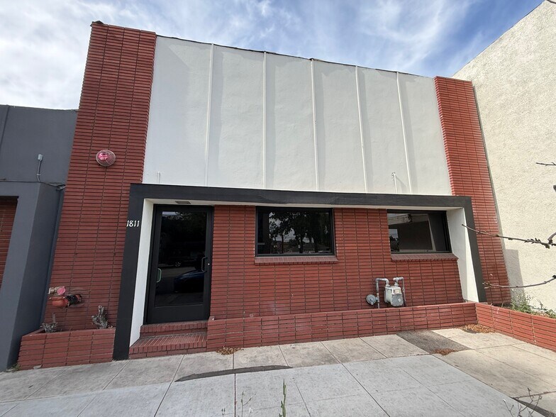 1811 W Magnolia Blvd, Burbank, CA for lease - Building Photo - Image 2 of 15
