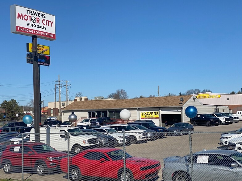 Turn-Key Auto Sales & Service portfolio of 2 properties for sale on LoopNet.ca - Building Photo - Image 2 of 8